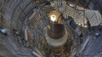 een foto van een raket van de bovenkant die in een lanceerinstallatie staat