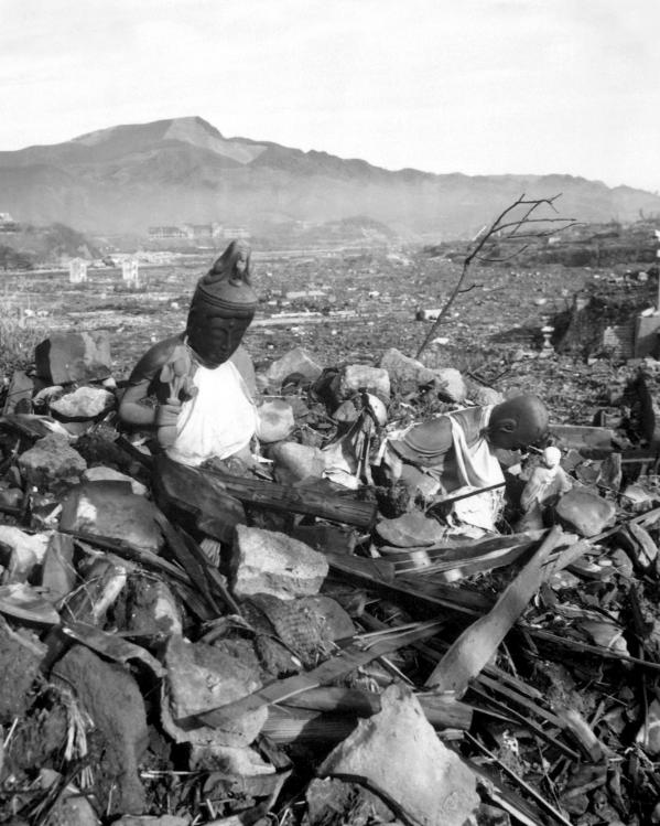 een zwart-witfoto van de verwoeste stad Nagasaki, plat en onder het puin 