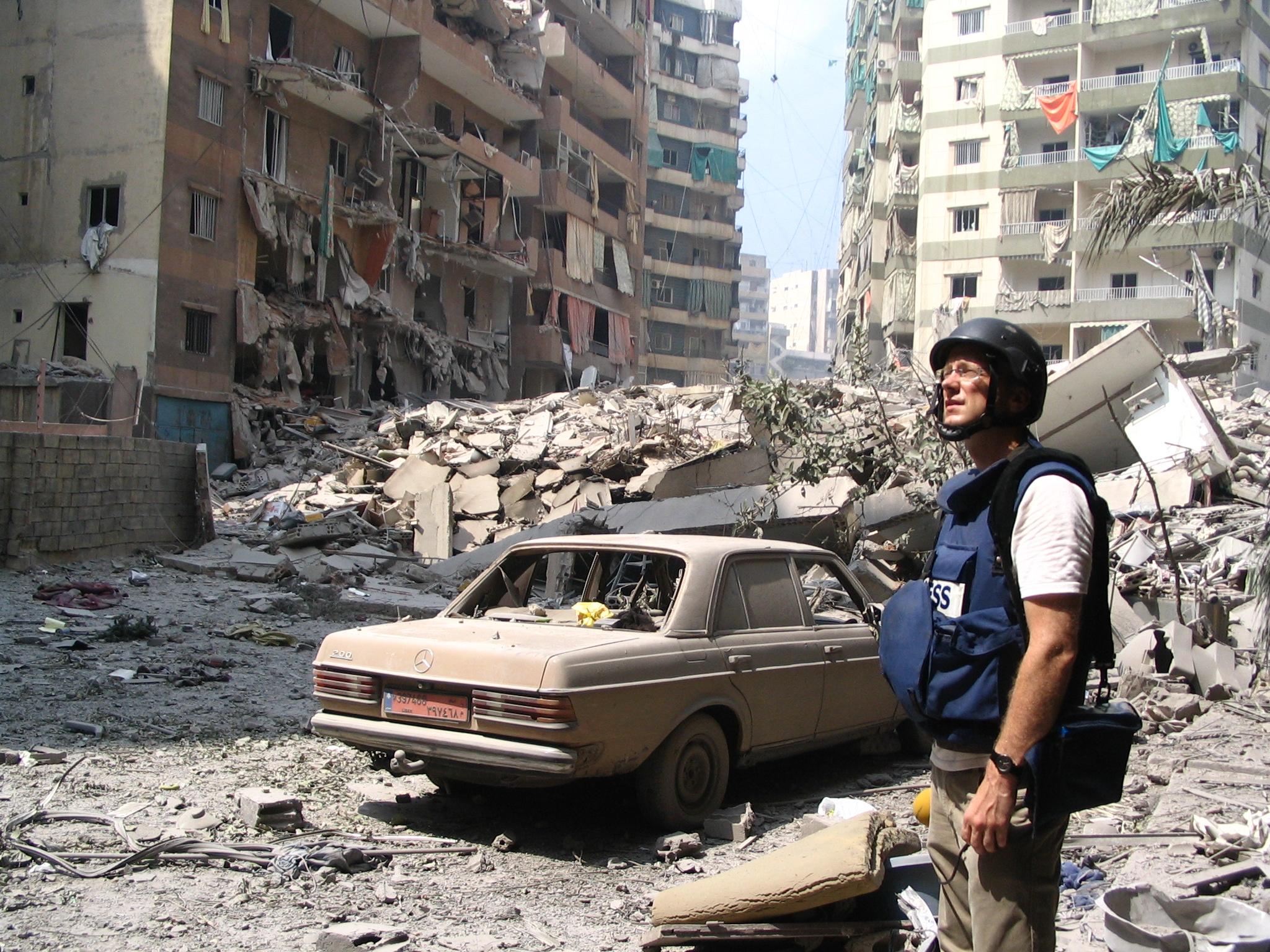 oorlogsverslaggever Hans Jaap Melissen voor verwoeste gebouwen