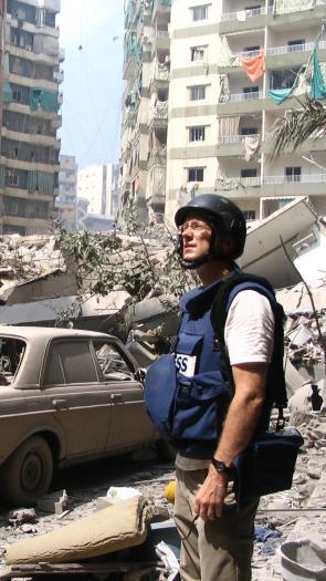 oorlogsverslaggever Hans Jaap Melissen voor verwoeste gebouwen