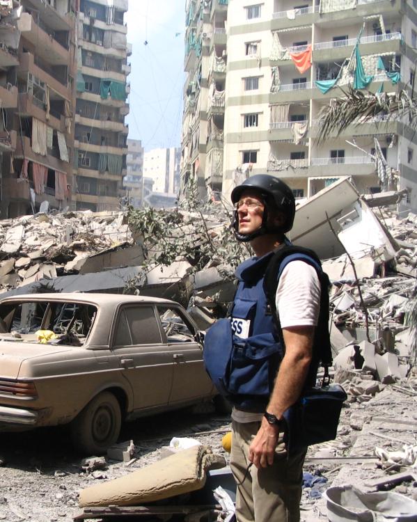 oorlogsverslaggever Hans Jaap Melissen voor verwoeste gebouwen