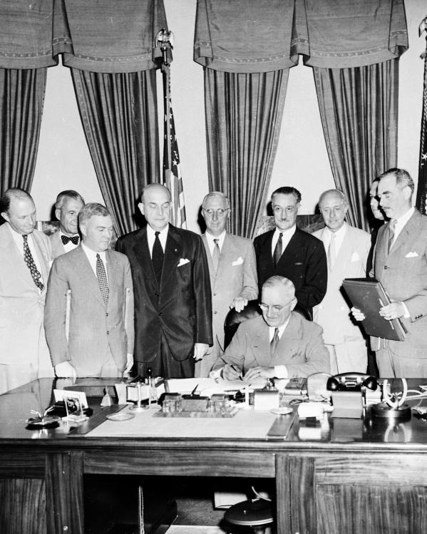 President Truman bij de NAVO-ondertekening.