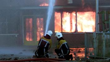 Brandweerlieden proberen de branden te blussen