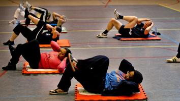 buikspieroefeningen aan het doen